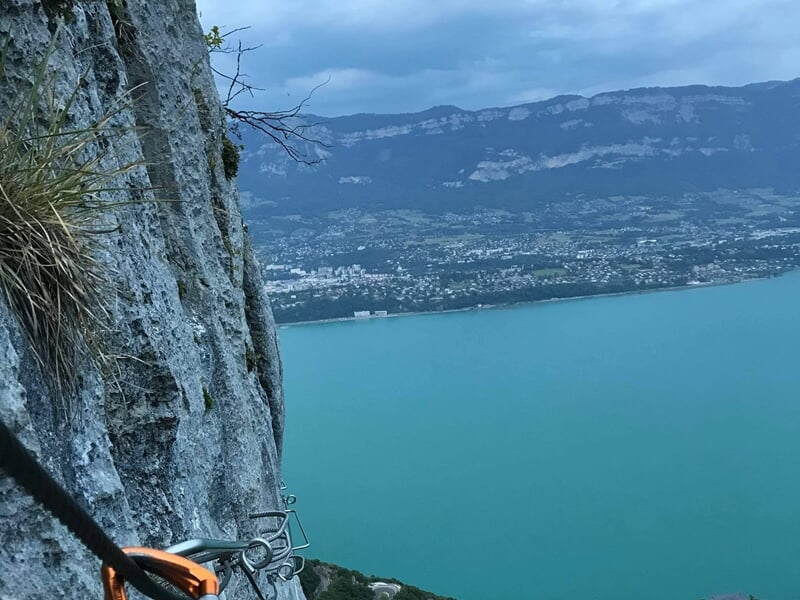 Traverser la paroi au-dessus du Lac du Bourget