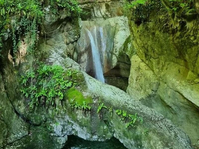 une petite cascade dans le canyon de Ternèze