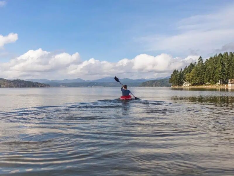 personne glissant en kayak sur le lac du Bourget