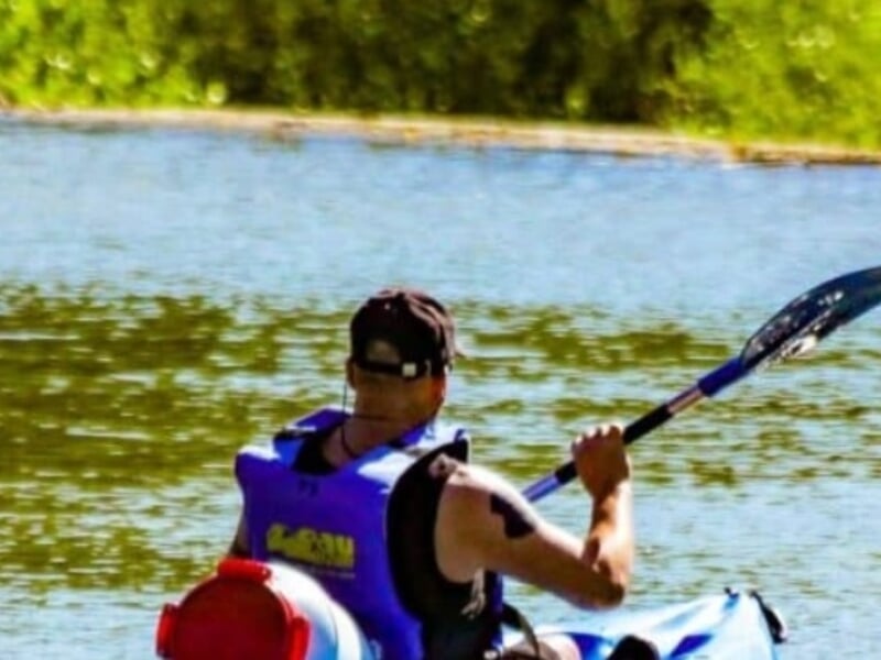 personne sur un kayak avbec une pagaie navigant sur la rivière qui traverse Chanaz