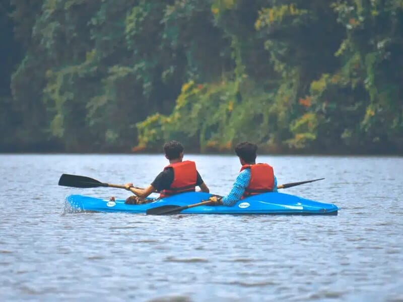 deux personnes sur un kayak avec des pagaies sur le Lac du Bourget