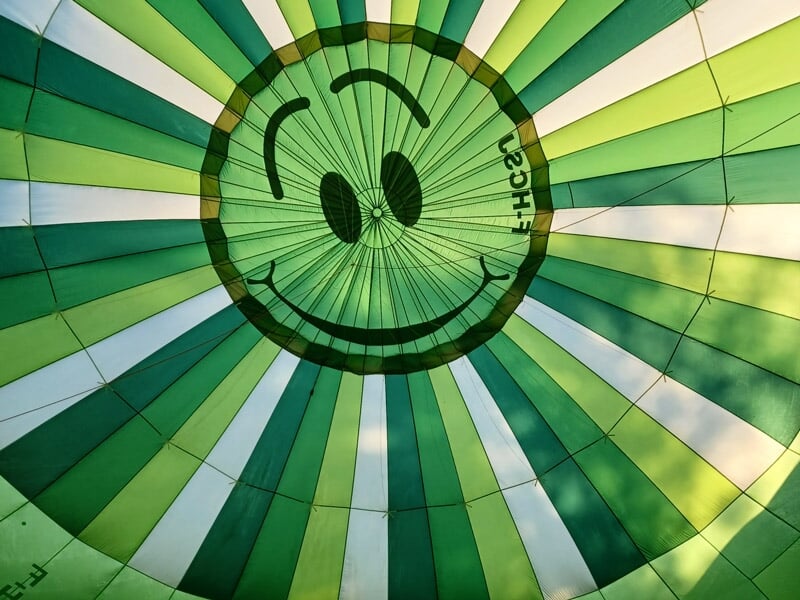 Intérieur d'une montgolfière avec un grand sourire dessiné au centre du ballon.