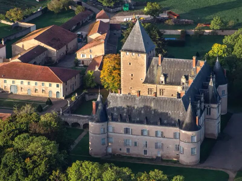 le château de fléville vu du dessus lors d'un décollage en ballon
