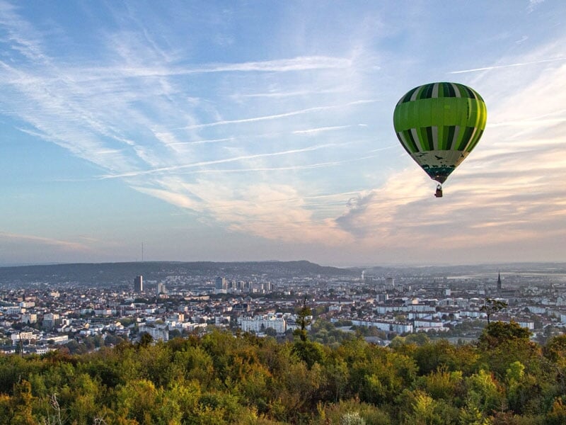 une montgolfière survole les abords de Nancy