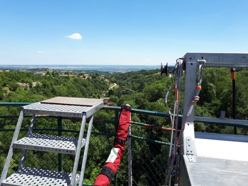 Plateforme métallique et équipement de saut à l'élastique sur un pont avec vue sur la campagne.