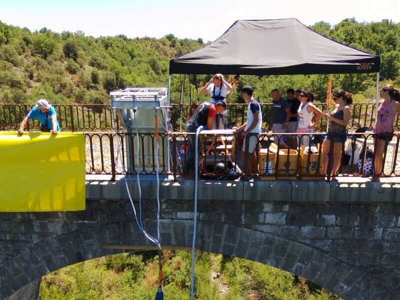 Plateforme de saut à l'élastique vue de près, avec des équipements de sécurité installés sur une structure métallique, offrant une vue panoramique sur la vallée environnante