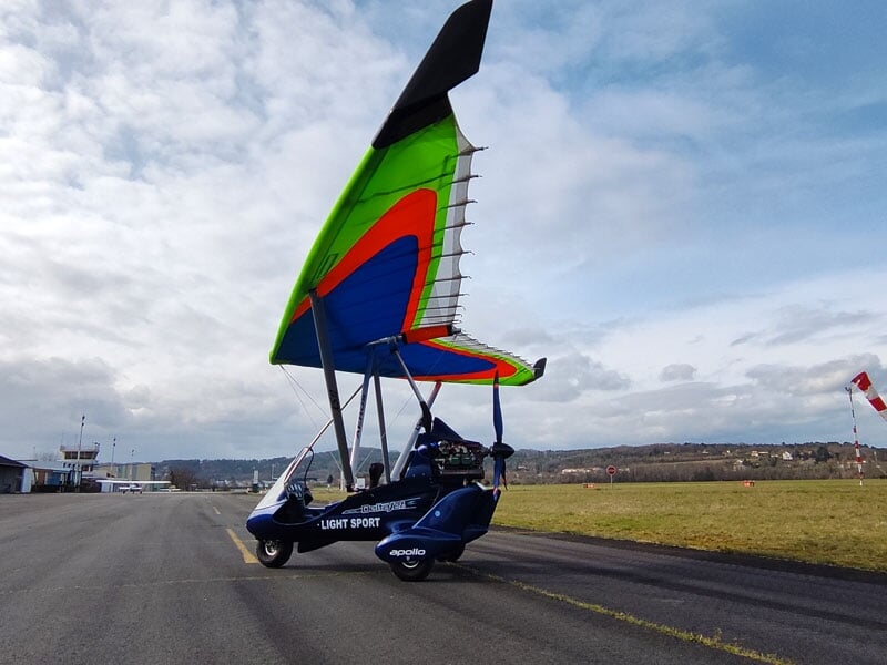 un pendulaire garé sur une zone de décollage d'aérodrome