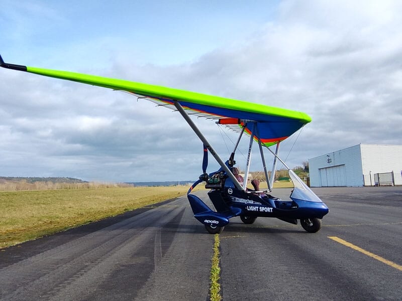 un ULM pendulaire sur une piste de décollage