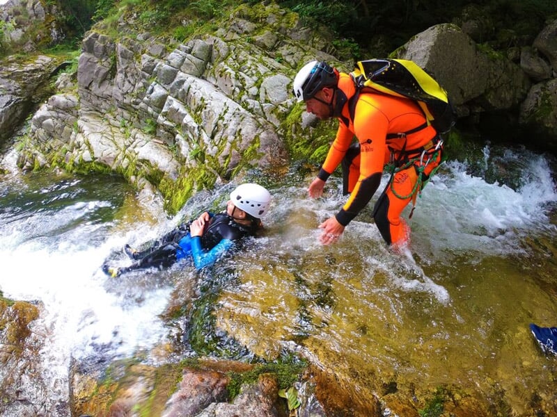 vivre les sensations de la glisse dans les toboggans naturels du canyon