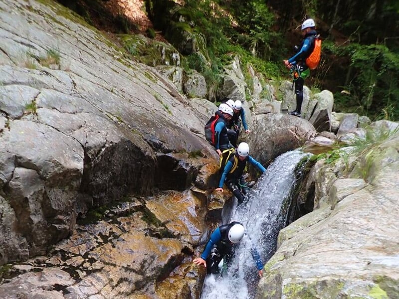 un groupe descend un toboggan naturel en canyoning