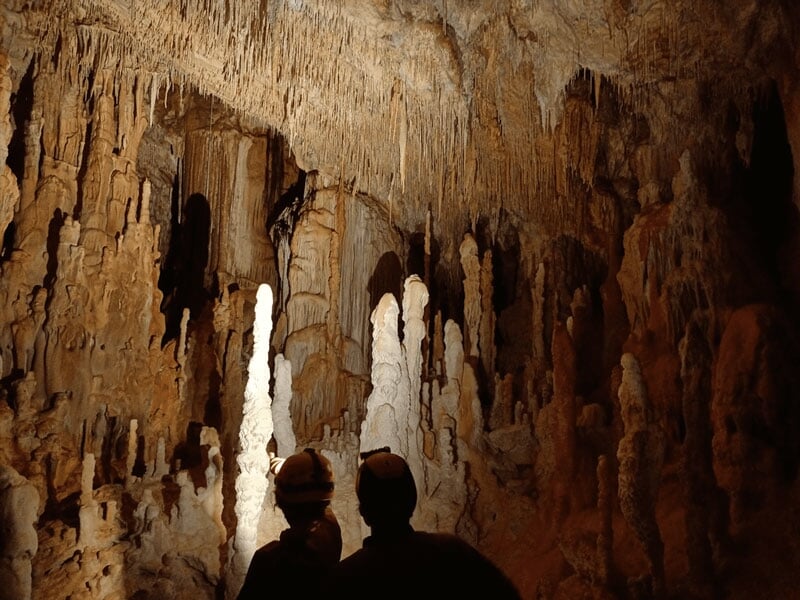 une salle souterraine dans la Grotte de Cristal