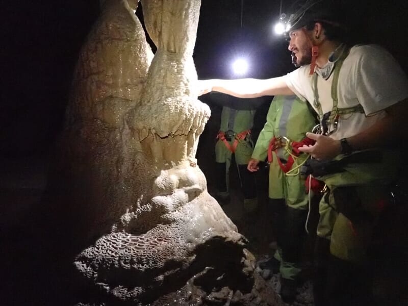 découverte des colonnes naturelles de la grotte de la côtepatière