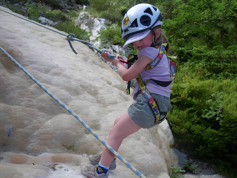 une enfant fait sa première montée en escalade