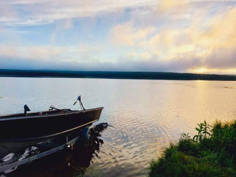 le lac de charpal à la tombée de la nuit en lozère