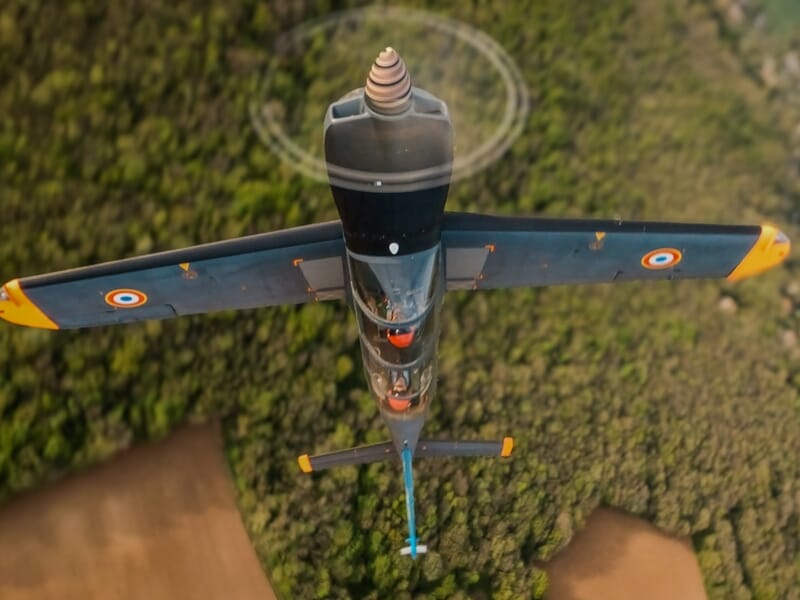 Vue aérienne d'un avion de chasse gris en vol, vu de dessus durant un baptême en avion d'entrainement militaire près de Paris