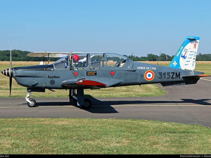 Avion militaire gris stationné sur une piste d'atterrissage durant un baptême en avion d'entrainement militaire près de Paris