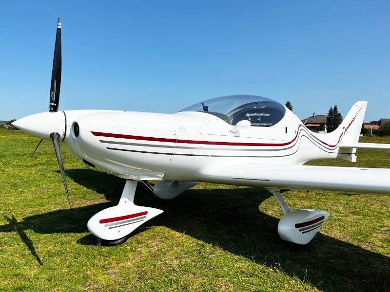 petit avion ulm dynamic wt9 à l'aérodrome d'épinal-dogneville