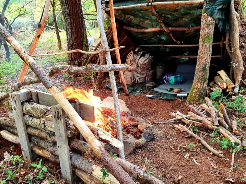 Campement dans le cadre d'un stage de survie