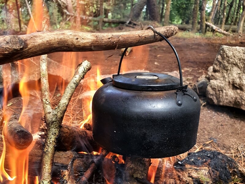 Préparation du repas lors d'un stage de survie