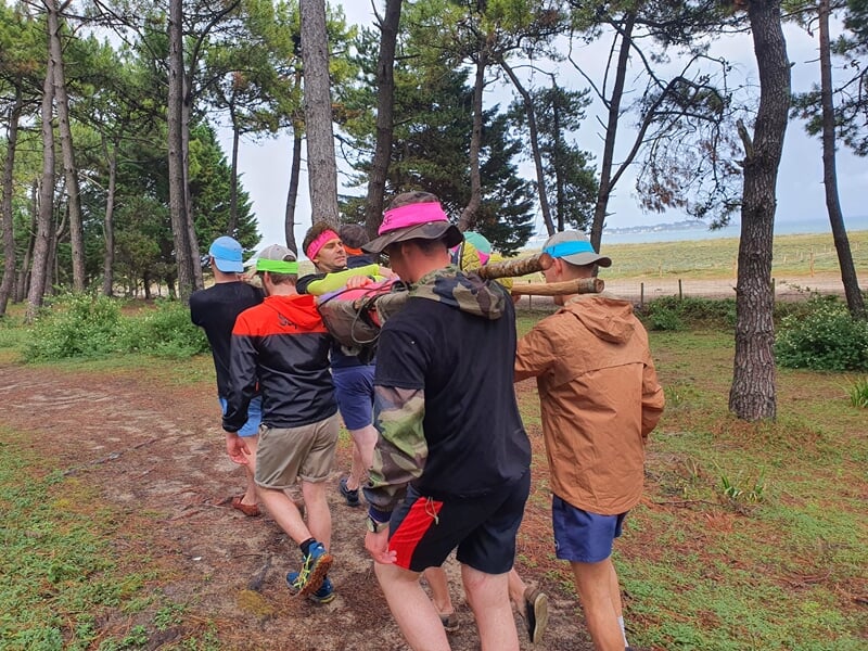 Groupe de personnes en stage de survie