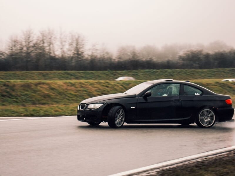 BMW noire sur un circuit.