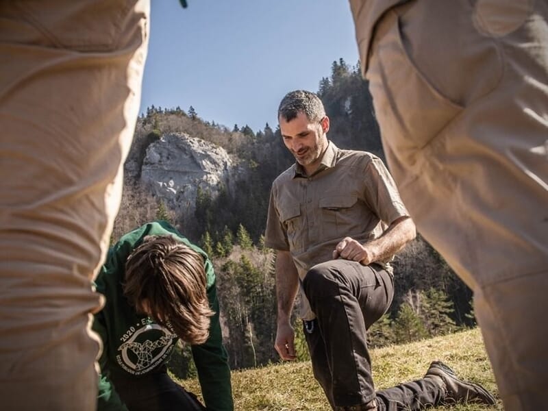 Groupe de personnes en extérieur lors d'un stage de survie dans les Vosges du Nord.