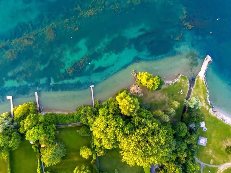 vue aérienne d'un littoral du lac