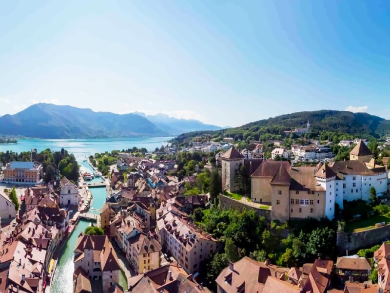 la ville d'annecy et le bord du lac vus du ciel