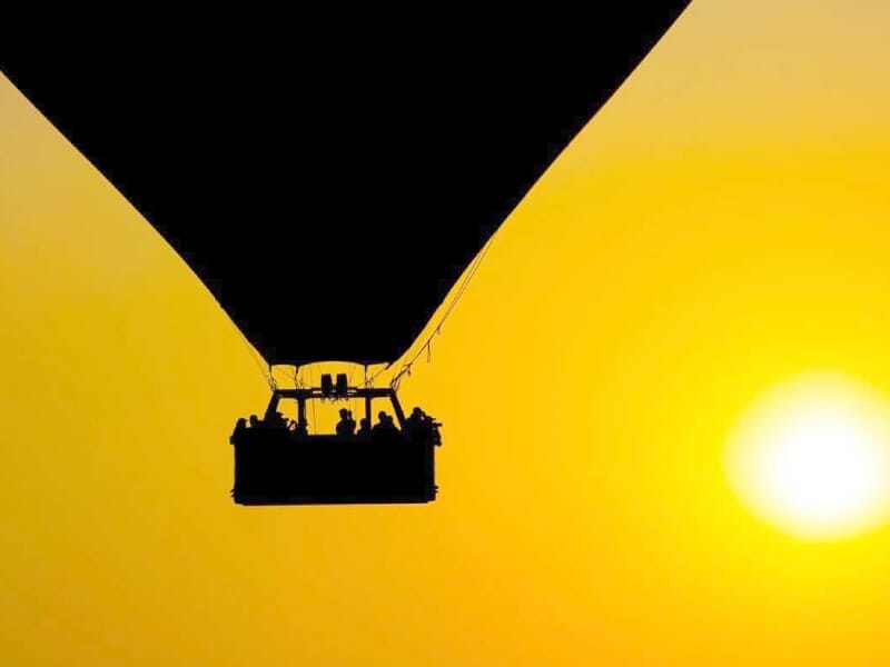 silhouette d'une montgolfière au coucher du soleil
