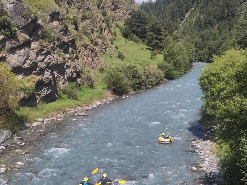 Groupe de personne en river tubing sur l'Arc