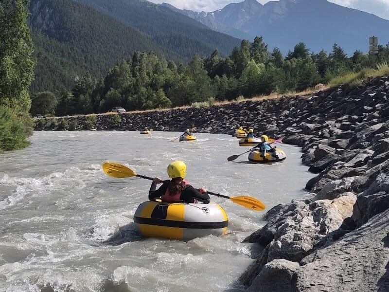 Groupe de personne pratiquant le river tubing sur l'Arc