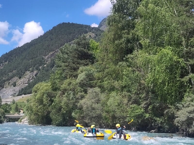 Groupe de 3 personnes en River Tubing sur la rivière
