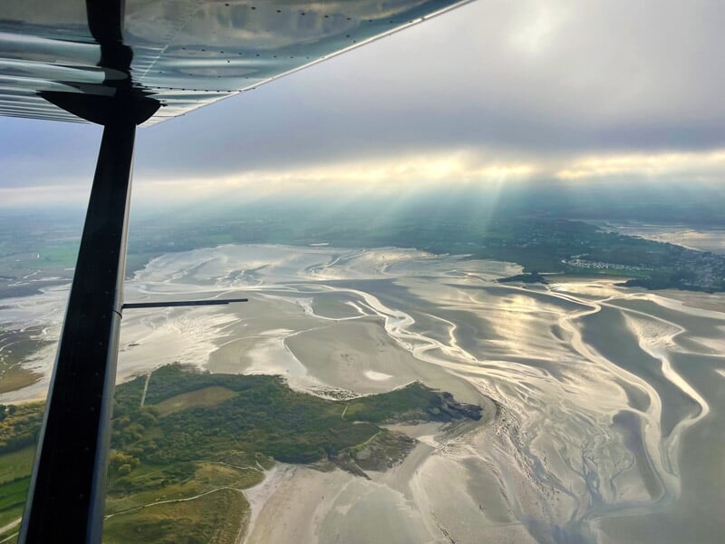 Vol en avion léger au-dessus de la Baie du Mont-Saint-Michel