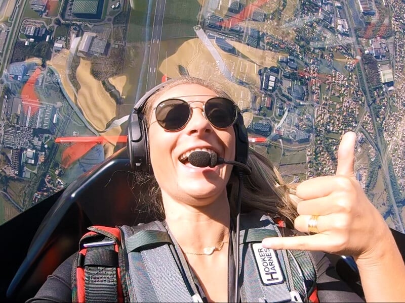 une femme en plein looping lors d'un baptême de voltige