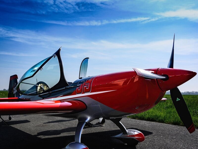 L'Extra 330 sur la piste d'atterrissage