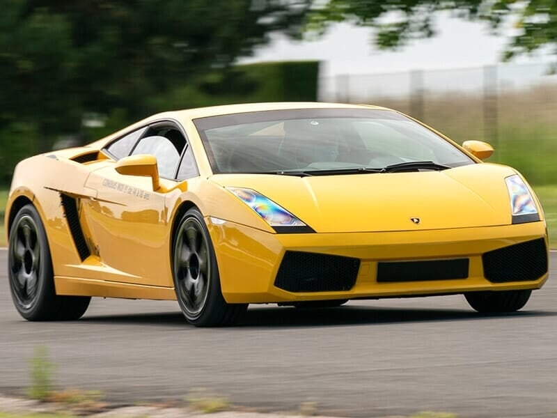 La deuxième image représente une Lamborghini Gallardo jaune, une supercar italienne à l'allure sportive et aérodynamique, prise en pleine accélération sur un circuit.