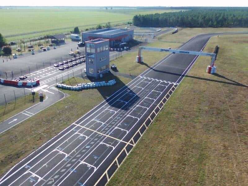 Vue aérienne de la ligne de départ du circuit d'Escource