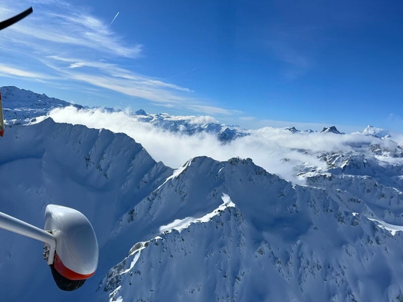 vue des sommets enneigés des alpes depuis un autogire