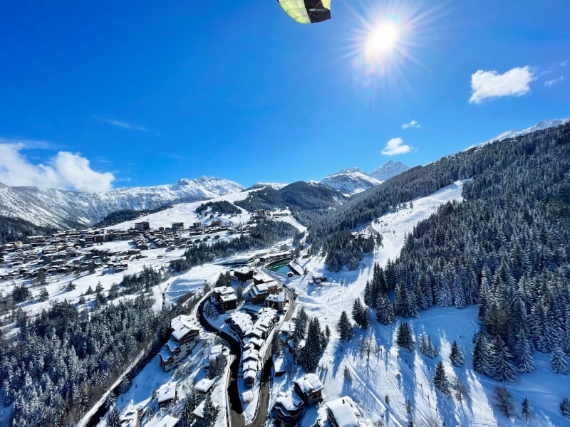 vue en parapente à courchevel