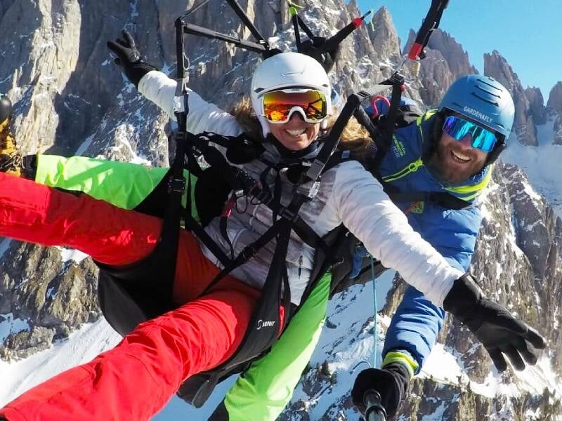 découverte des plaisirs du parapente en hiver à courchevel