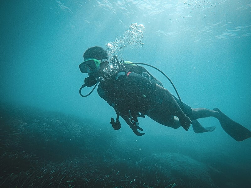 Un plongeur explore les fonds marins à une profondeur moyenne