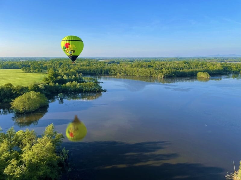 une montgolfière verte rase la Dombes