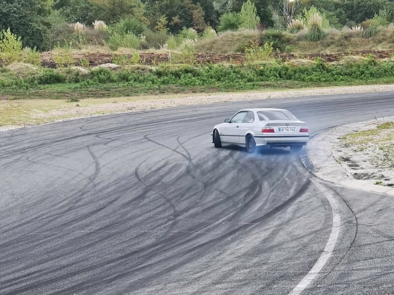 bmw en drift sur le circuit d'escource