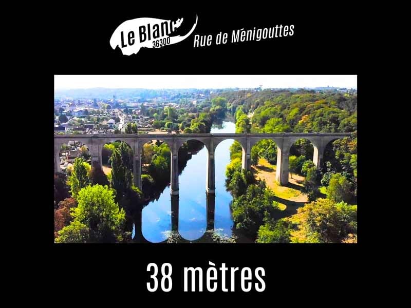 Viaduc du Blanc de 38 mètres de haut avec rivière et végétation dense autour, idéal pour saut à l'élastique.