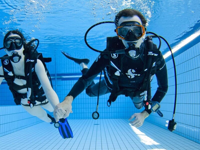 apprendre à se déplacer sous l'eau dans un bassin d'entraînement
