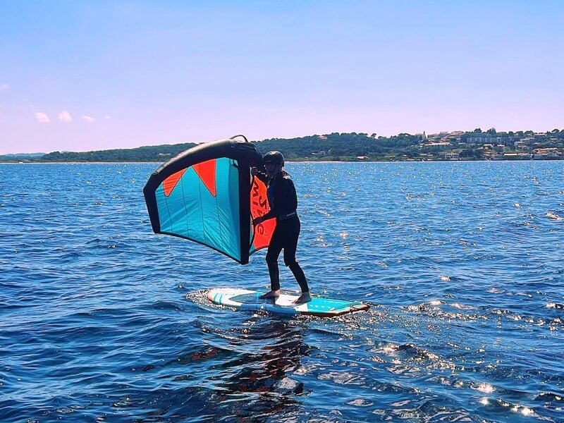 combiner la planche de surf et la wing pour naviguer