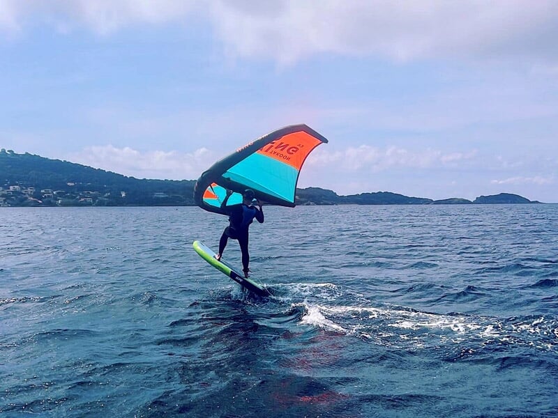 prendre de la vitesse pour flotter au-dessus de l'eau