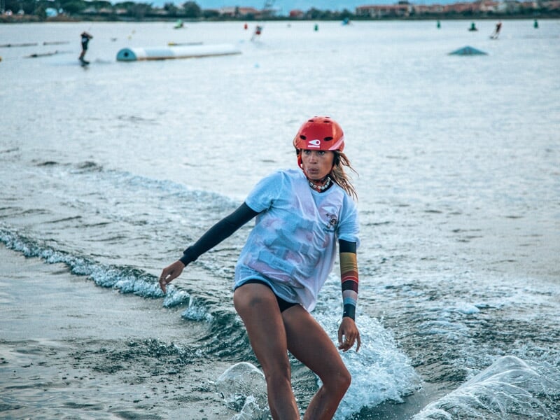 femme qui glisse sur l'eau