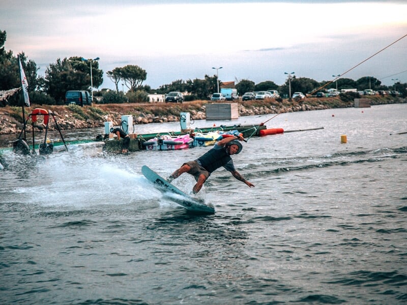 homme qui fait du wakeboard