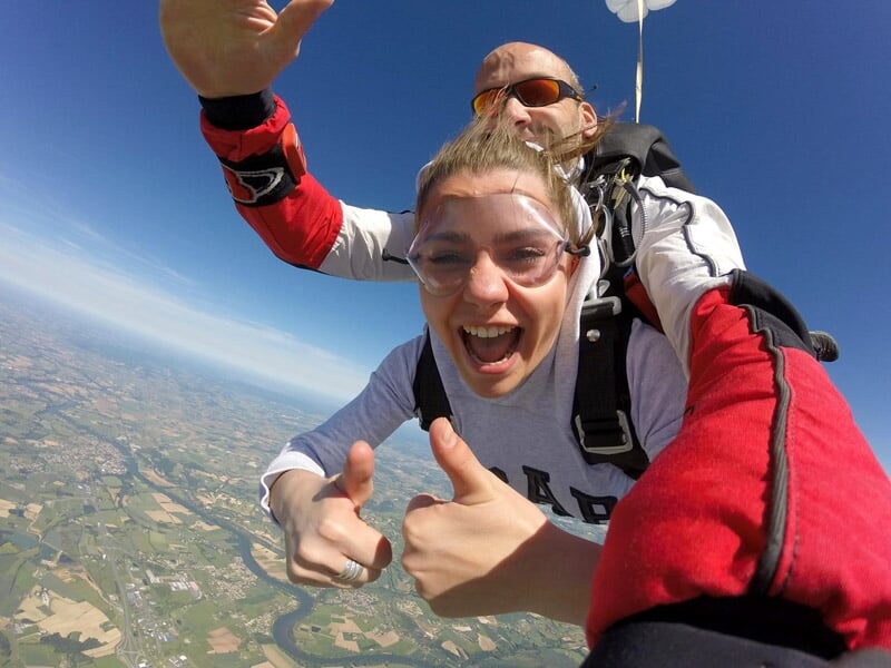 une parachutiste débutante en pleine chute libre